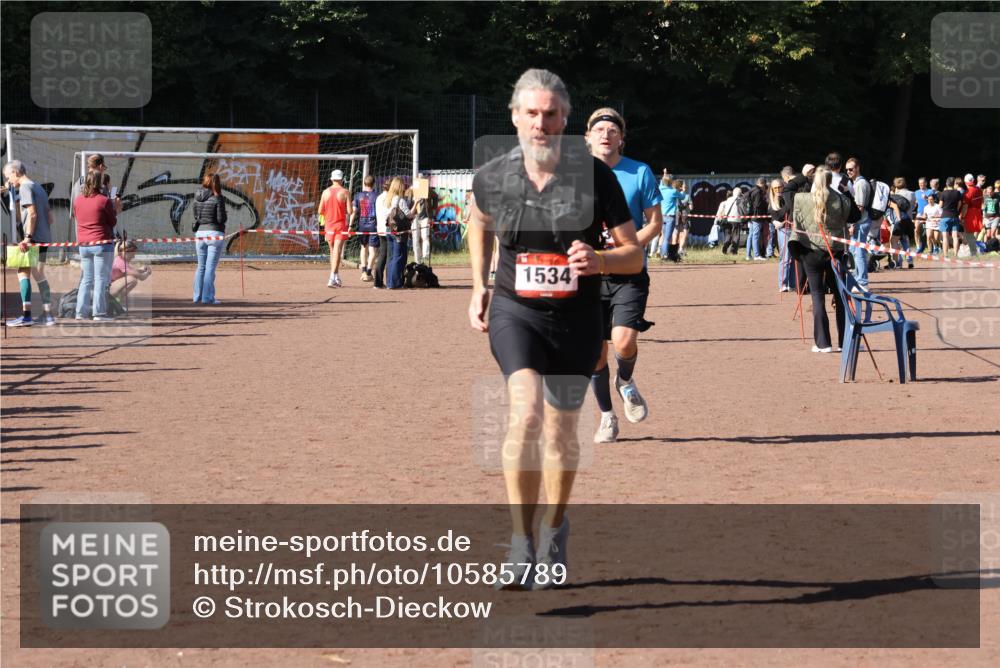27.09.2026 - 35. Volkslauf durch das schöne Alstertal Strokosch-Dieckow http://msf.ph/oto/10585789 27.09.2026 11:56:05 Ziel 1019, 1531, 1534 meine-sportfotos.de