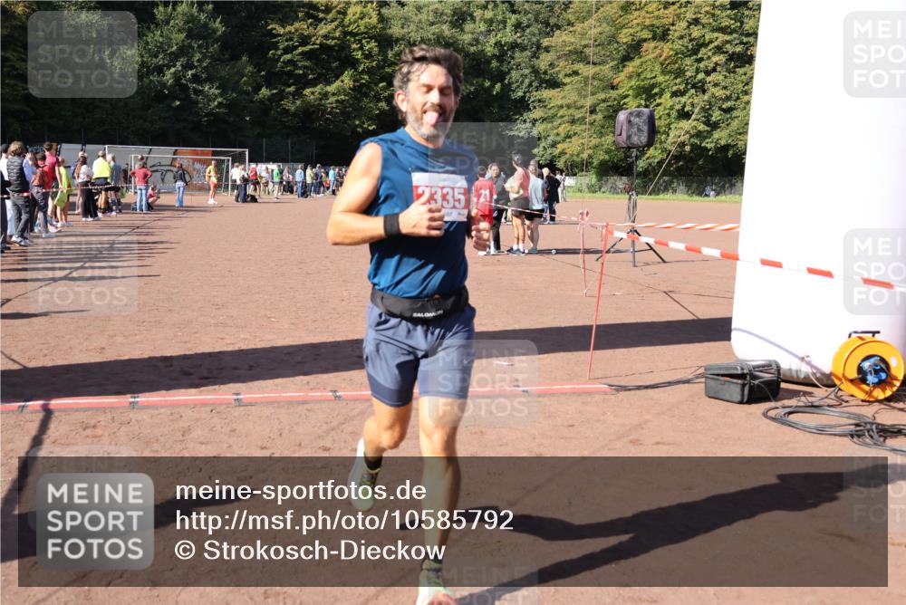 27.09.2026 - 35. Volkslauf durch das schöne Alstertal Strokosch-Dieckow http://msf.ph/oto/10585792 27.09.2026 11:55:52 Ziel 1525, 2335, 2379 meine-sportfotos.de