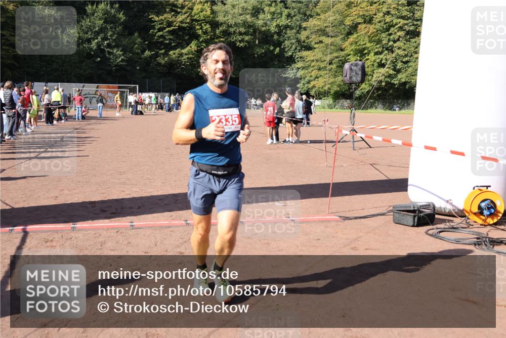27.09.2026 - 35. Volkslauf durch das schöne Alstertal Strokosch-Dieckow http://msf.ph/oto/10585794 27.09.2026 11:55:52 Ziel 1525, 2335, 2379 meine-sportfotos.de