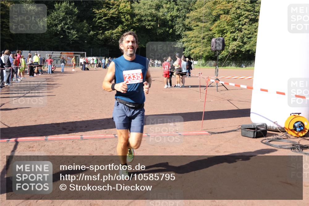 27.09.2026 - 35. Volkslauf durch das schöne Alstertal Strokosch-Dieckow http://msf.ph/oto/10585795 27.09.2026 11:55:52 Ziel 1525, 2335, 2379 meine-sportfotos.de