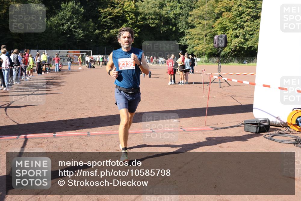 27.09.2026 - 35. Volkslauf durch das schöne Alstertal Strokosch-Dieckow http://msf.ph/oto/10585798 27.09.2026 11:55:52 Ziel 1525, 2335, 2379 meine-sportfotos.de