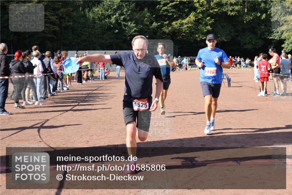 27.09.2026 - 35. Volkslauf durch das schöne Alstertal Strokosch-Dieckow http://msf.ph/oto/10585806 27.09.2026 11:55:50 Ziel 1517, 1525, 1559, 2335, 2379 meine-sportfotos.de