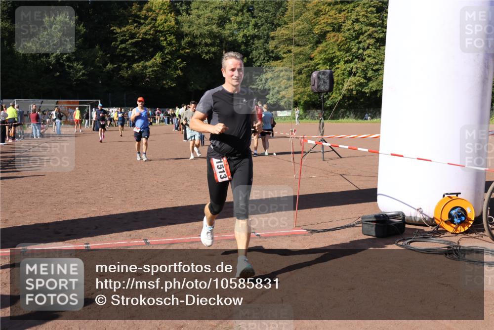 27.09.2026 - 35. Volkslauf durch das schöne Alstertal Strokosch-Dieckow http://msf.ph/oto/10585831 27.09.2026 11:55:43 Ziel 1513, 1517, 1525, 1533, 1559, 2335, 2379 meine-sportfotos.de