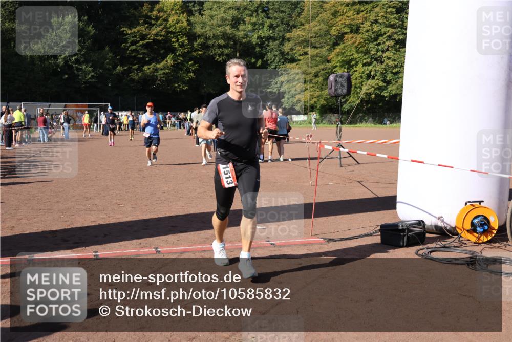 27.09.2026 - 35. Volkslauf durch das schöne Alstertal Strokosch-Dieckow http://msf.ph/oto/10585832 27.09.2026 11:55:43 Ziel 1513, 1517, 1525, 1533, 1559, 2335, 2379 meine-sportfotos.de