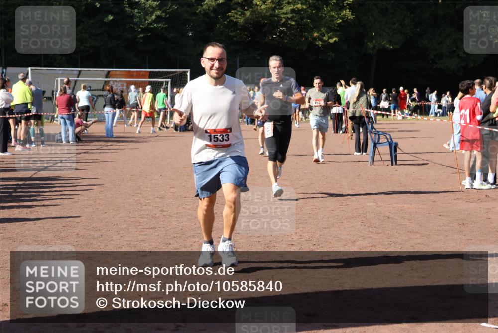 27.09.2026 - 35. Volkslauf durch das schöne Alstertal Strokosch-Dieckow http://msf.ph/oto/10585840 27.09.2026 11:55:40 Ziel 1513, 1517, 1533, 1559, 3136 meine-sportfotos.de