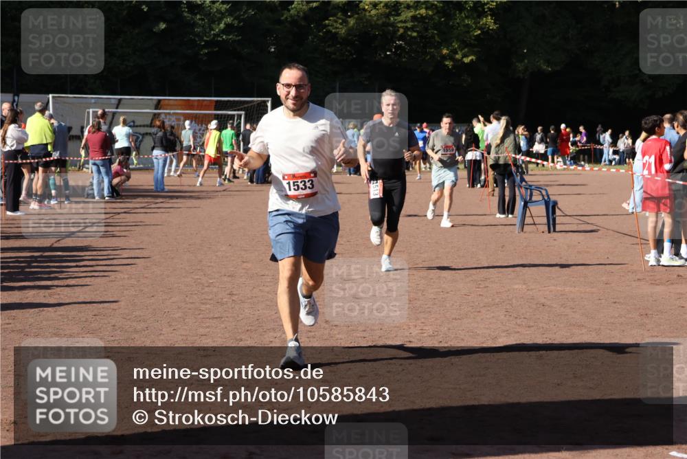 27.09.2026 - 35. Volkslauf durch das schöne Alstertal Strokosch-Dieckow http://msf.ph/oto/10585843 27.09.2026 11:55:40 Ziel 1513, 1517, 1533, 1559, 3136 meine-sportfotos.de