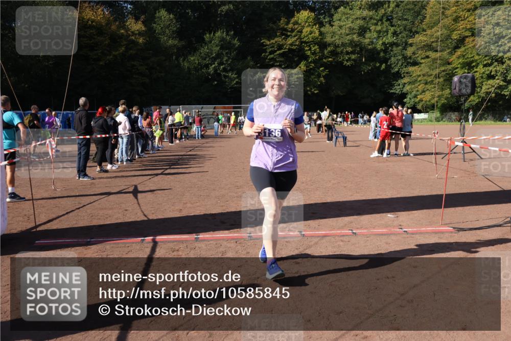 27.09.2026 - 35. Volkslauf durch das schöne Alstertal Strokosch-Dieckow http://msf.ph/oto/10585845 27.09.2026 11:55:37 Ziel 1513, 1533, 3136 meine-sportfotos.de