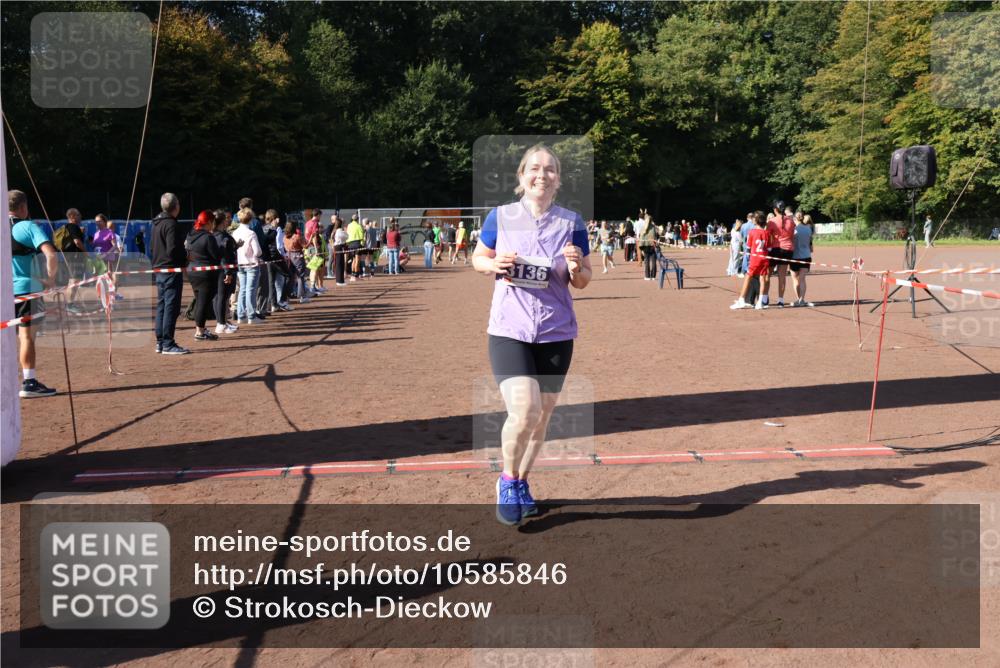 27.09.2026 - 35. Volkslauf durch das schöne Alstertal Strokosch-Dieckow http://msf.ph/oto/10585846 27.09.2026 11:55:37 Ziel 1513, 1533, 3136 meine-sportfotos.de