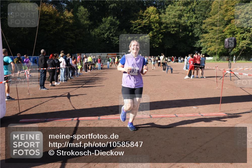 27.09.2026 - 35. Volkslauf durch das schöne Alstertal Strokosch-Dieckow http://msf.ph/oto/10585847 27.09.2026 11:55:37 Ziel 1513, 1533, 3136 meine-sportfotos.de