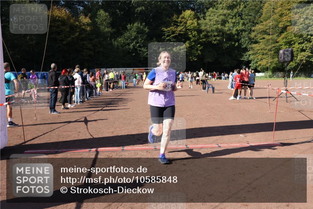 27.09.2026 - 35. Volkslauf durch das schöne Alstertal Strokosch-Dieckow http://msf.ph/oto/10585848 27.09.2026 11:55:37 Ziel 1513, 1533, 3136 meine-sportfotos.de