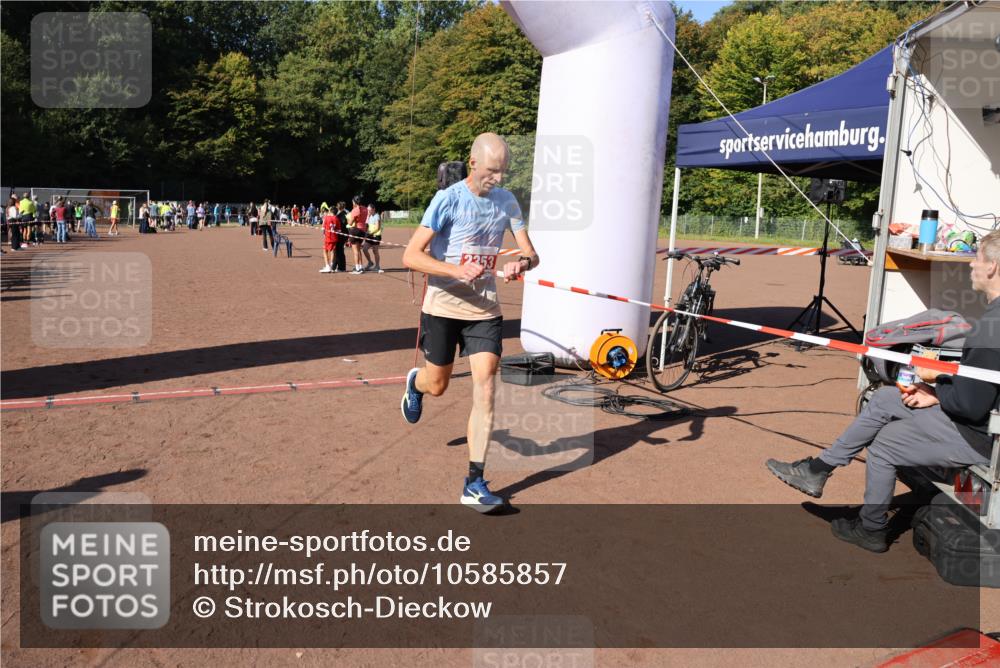 27.09.2026 - 35. Volkslauf durch das schöne Alstertal Strokosch-Dieckow http://msf.ph/oto/10585857 27.09.2026 11:55:21 Ziel 1489, 1549, 2353 meine-sportfotos.de