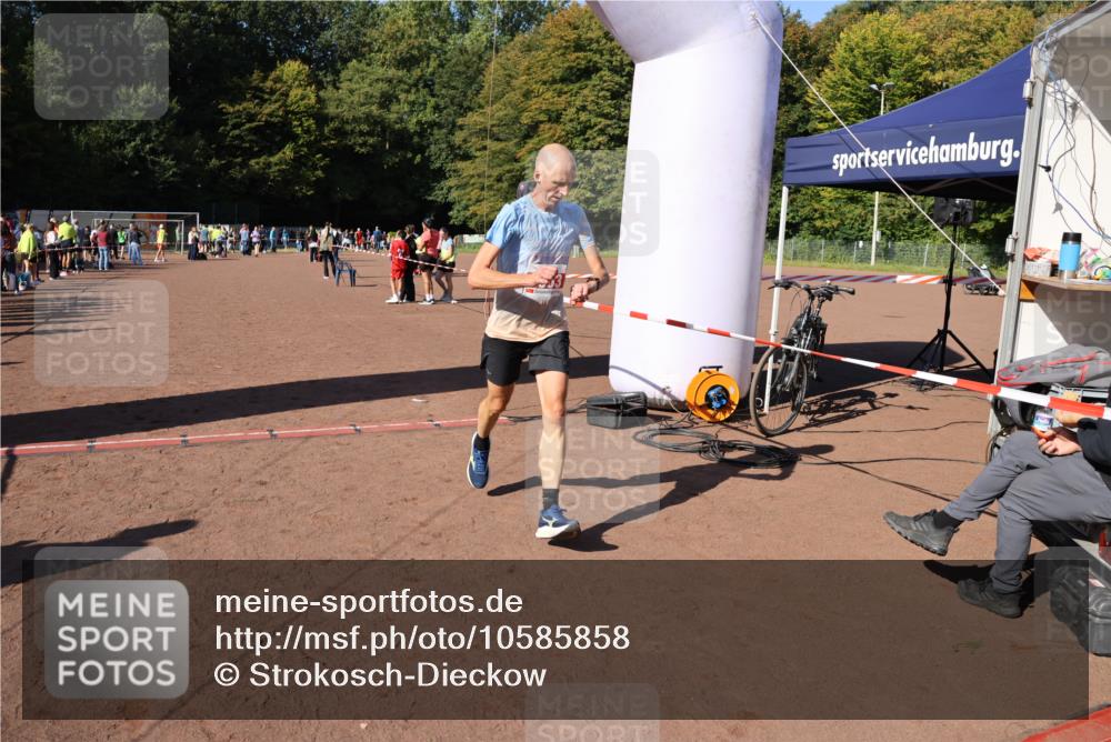 27.09.2026 - 35. Volkslauf durch das schöne Alstertal Strokosch-Dieckow http://msf.ph/oto/10585858 27.09.2026 11:55:21 Ziel 1489, 1549, 2353 meine-sportfotos.de