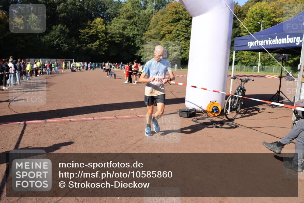 27.09.2026 - 35. Volkslauf durch das schöne Alstertal Strokosch-Dieckow http://msf.ph/oto/10585860 27.09.2026 11:55:21 Ziel 1489, 1549, 2353 meine-sportfotos.de