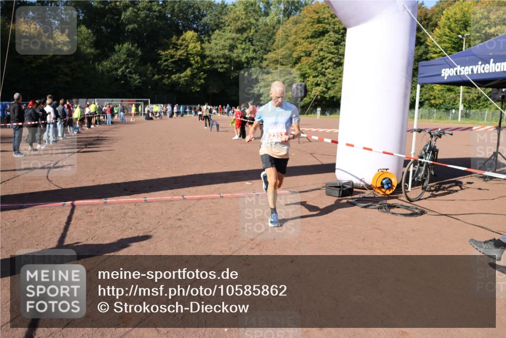 27.09.2026 - 35. Volkslauf durch das schöne Alstertal Strokosch-Dieckow http://msf.ph/oto/10585862 27.09.2026 11:55:21 Ziel 1489, 1549, 2353 meine-sportfotos.de