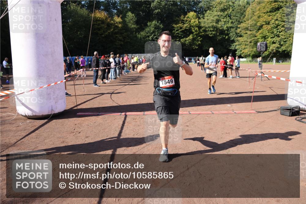 27.09.2026 - 35. Volkslauf durch das schöne Alstertal Strokosch-Dieckow http://msf.ph/oto/10585865 27.09.2026 11:55:19 Ziel 1489, 1549, 2353 meine-sportfotos.de