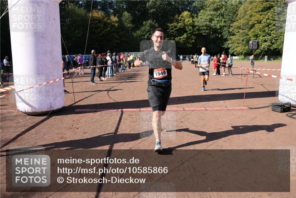 27.09.2026 - 35. Volkslauf durch das schöne Alstertal Strokosch-Dieckow http://msf.ph/oto/10585866 27.09.2026 11:55:19 Ziel 1489, 1549, 2353 meine-sportfotos.de