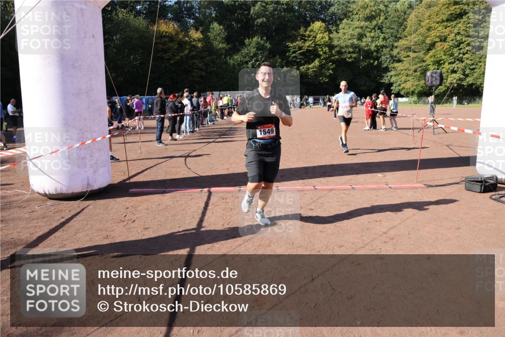 27.09.2026 - 35. Volkslauf durch das schöne Alstertal Strokosch-Dieckow http://msf.ph/oto/10585869 27.09.2026 11:55:19 Ziel 1489, 1549, 2353 meine-sportfotos.de