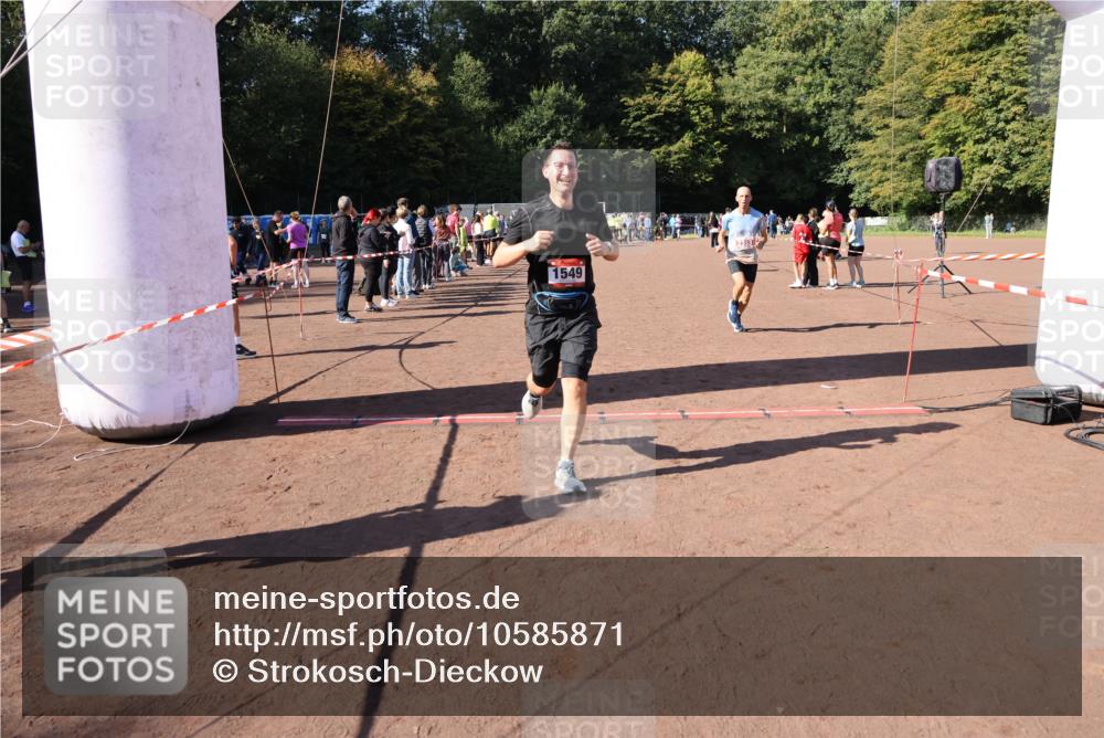 27.09.2026 - 35. Volkslauf durch das schöne Alstertal Strokosch-Dieckow http://msf.ph/oto/10585871 27.09.2026 11:55:19 Ziel 1489, 1549, 2353 meine-sportfotos.de