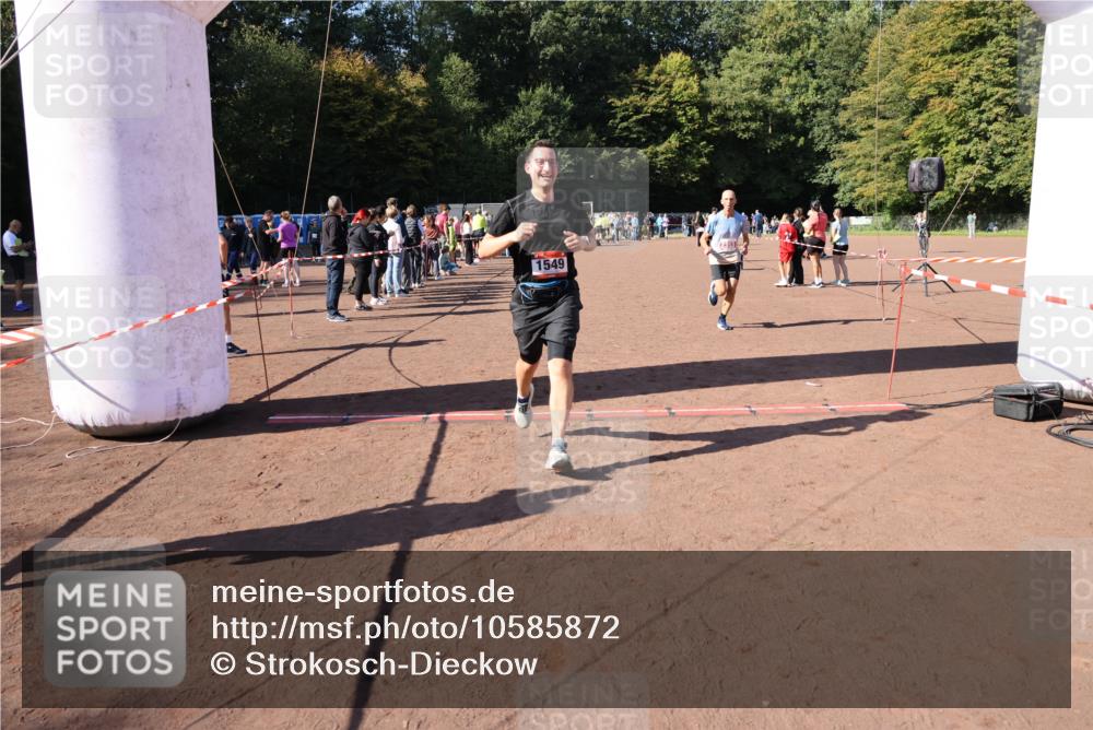 27.09.2026 - 35. Volkslauf durch das schöne Alstertal Strokosch-Dieckow http://msf.ph/oto/10585872 27.09.2026 11:55:19 Ziel 1489, 1549, 2353 meine-sportfotos.de