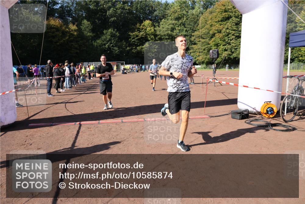 27.09.2026 - 35. Volkslauf durch das schöne Alstertal Strokosch-Dieckow http://msf.ph/oto/10585874 27.09.2026 11:55:18 Ziel 1489, 1549, 2353 meine-sportfotos.de