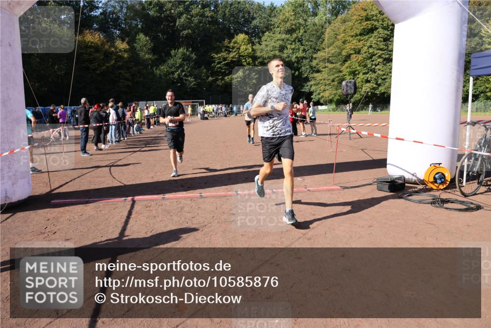 27.09.2026 - 35. Volkslauf durch das schöne Alstertal Strokosch-Dieckow http://msf.ph/oto/10585876 27.09.2026 11:55:18 Ziel 1489, 1549, 2353 meine-sportfotos.de