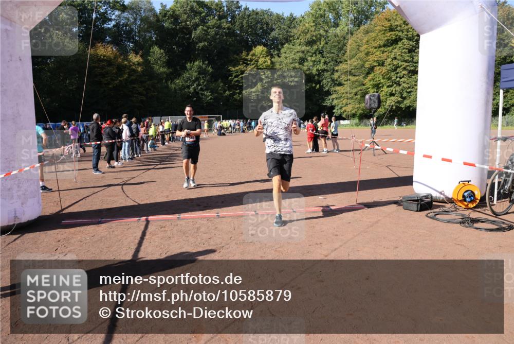 27.09.2026 - 35. Volkslauf durch das schöne Alstertal Strokosch-Dieckow http://msf.ph/oto/10585879 27.09.2026 11:55:18 Ziel 1489, 1549, 2353 meine-sportfotos.de