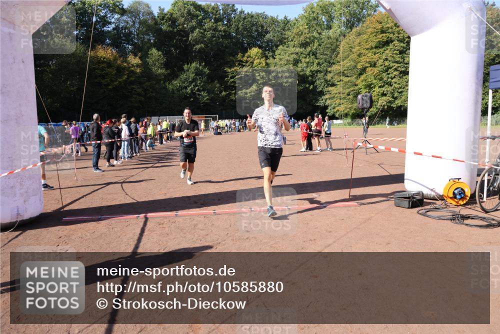 27.09.2026 - 35. Volkslauf durch das schöne Alstertal Strokosch-Dieckow http://msf.ph/oto/10585880 27.09.2026 11:55:18 Ziel 1489, 1549, 2353 meine-sportfotos.de