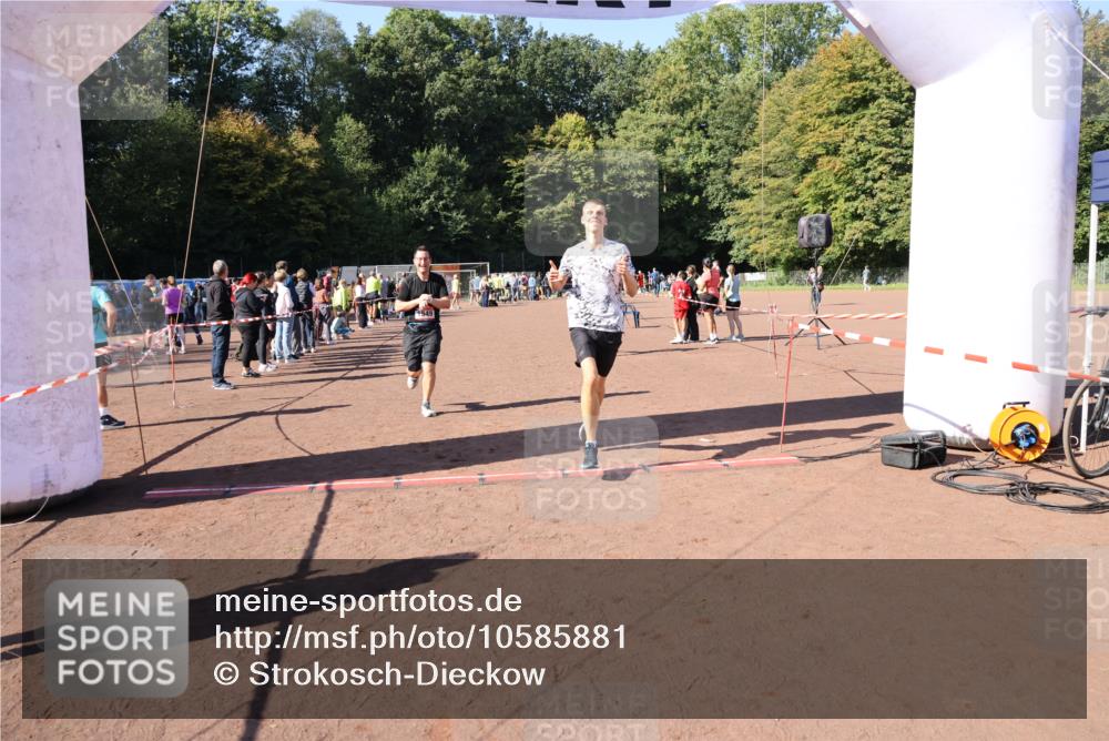 27.09.2026 - 35. Volkslauf durch das schöne Alstertal Strokosch-Dieckow http://msf.ph/oto/10585881 27.09.2026 11:55:17 Ziel 1489, 1549, 2353 meine-sportfotos.de