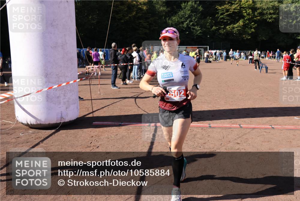 27.09.2026 - 35. Volkslauf durch das schöne Alstertal Strokosch-Dieckow http://msf.ph/oto/10585884 27.09.2026 11:55:11 Ziel 1489, 1549, 2502 meine-sportfotos.de