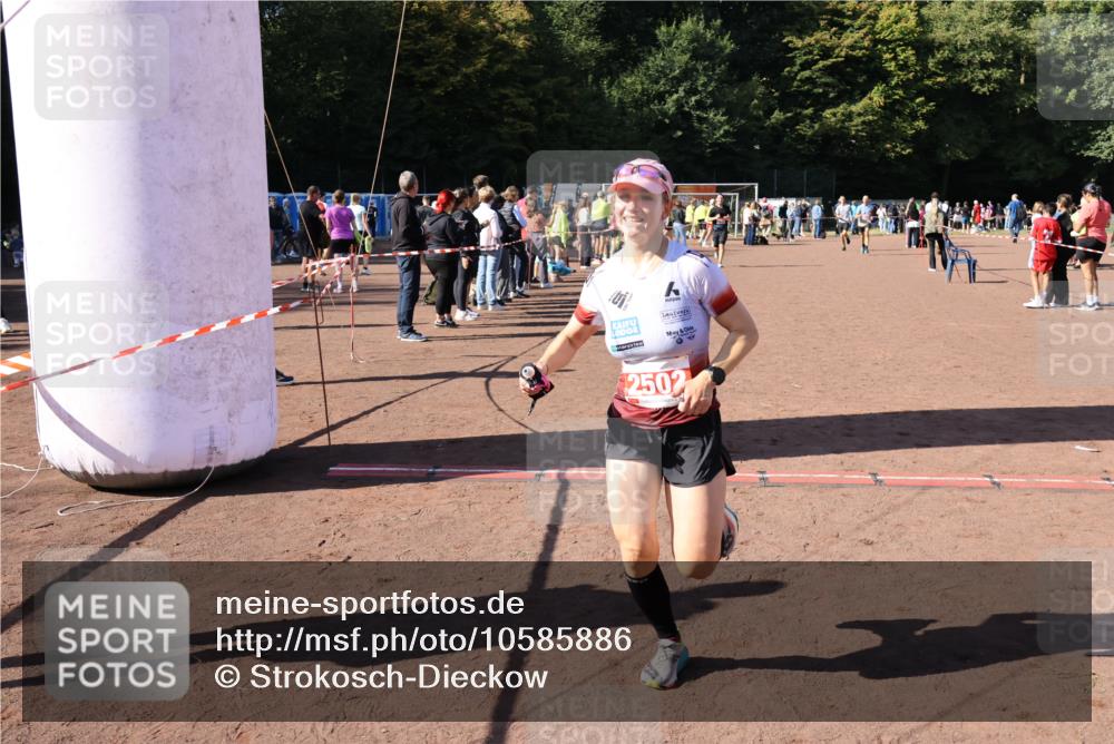 27.09.2026 - 35. Volkslauf durch das schöne Alstertal Strokosch-Dieckow http://msf.ph/oto/10585886 27.09.2026 11:55:11 Ziel 1489, 1549, 2502 meine-sportfotos.de