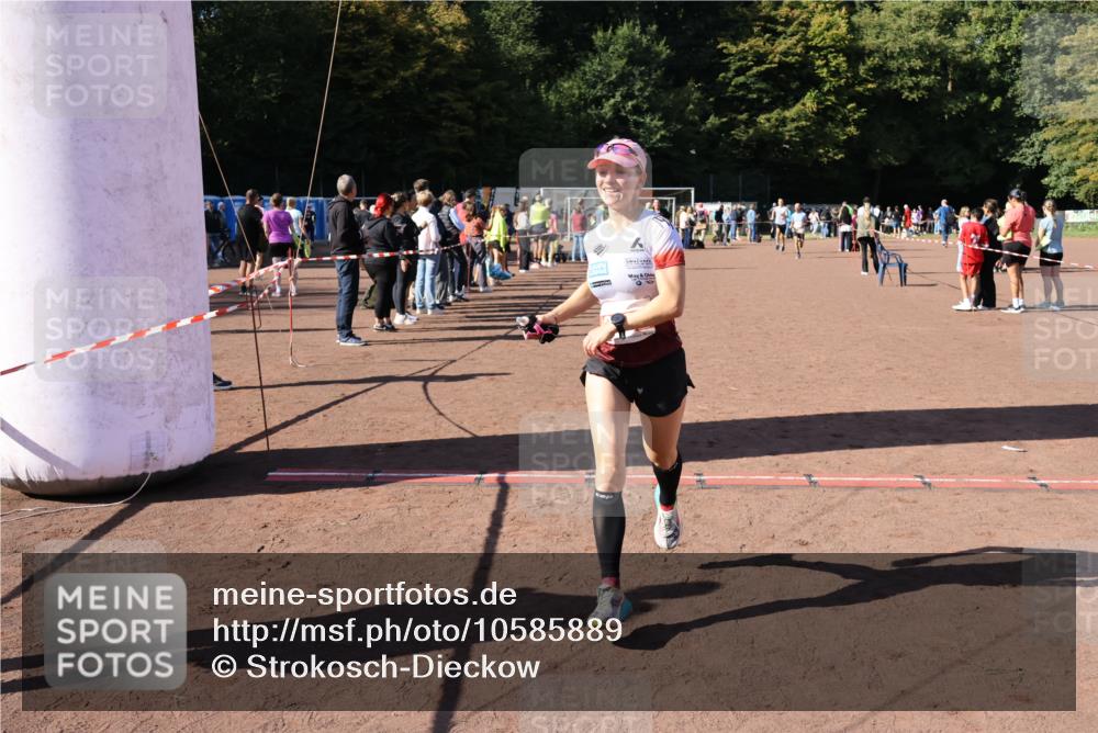 27.09.2026 - 35. Volkslauf durch das schöne Alstertal Strokosch-Dieckow http://msf.ph/oto/10585889 27.09.2026 11:55:11 Ziel 1489, 1549, 2502 meine-sportfotos.de