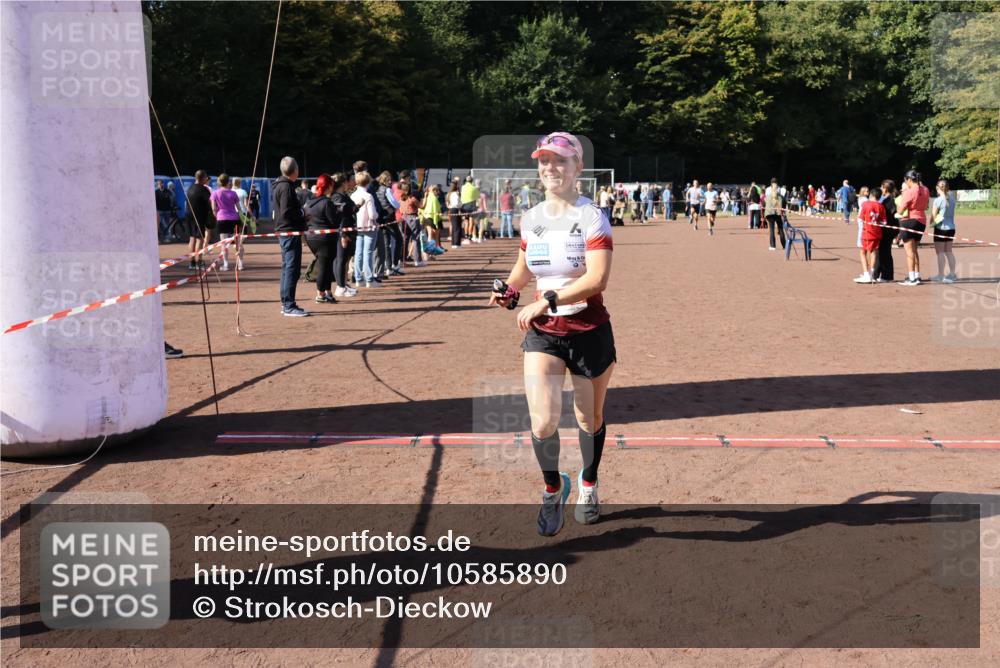 27.09.2026 - 35. Volkslauf durch das schöne Alstertal Strokosch-Dieckow http://msf.ph/oto/10585890 27.09.2026 11:55:11 Ziel 1489, 1549, 2502 meine-sportfotos.de