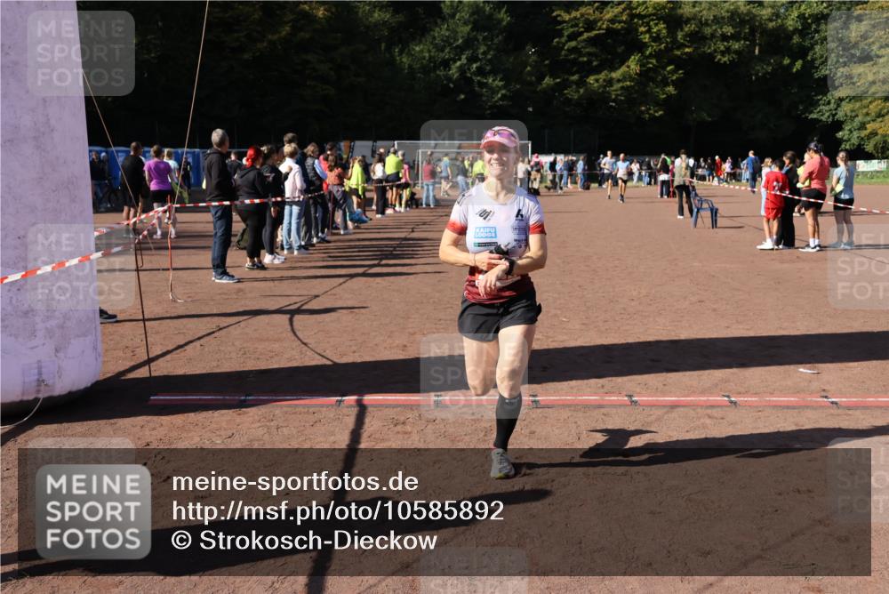 27.09.2026 - 35. Volkslauf durch das schöne Alstertal Strokosch-Dieckow http://msf.ph/oto/10585892 27.09.2026 11:55:11 Ziel 1489, 1549, 2502 meine-sportfotos.de