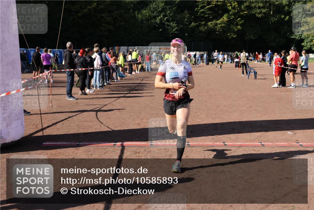 27.09.2026 - 35. Volkslauf durch das schöne Alstertal Strokosch-Dieckow http://msf.ph/oto/10585893 27.09.2026 11:55:11 Ziel 1489, 1549, 2502 meine-sportfotos.de