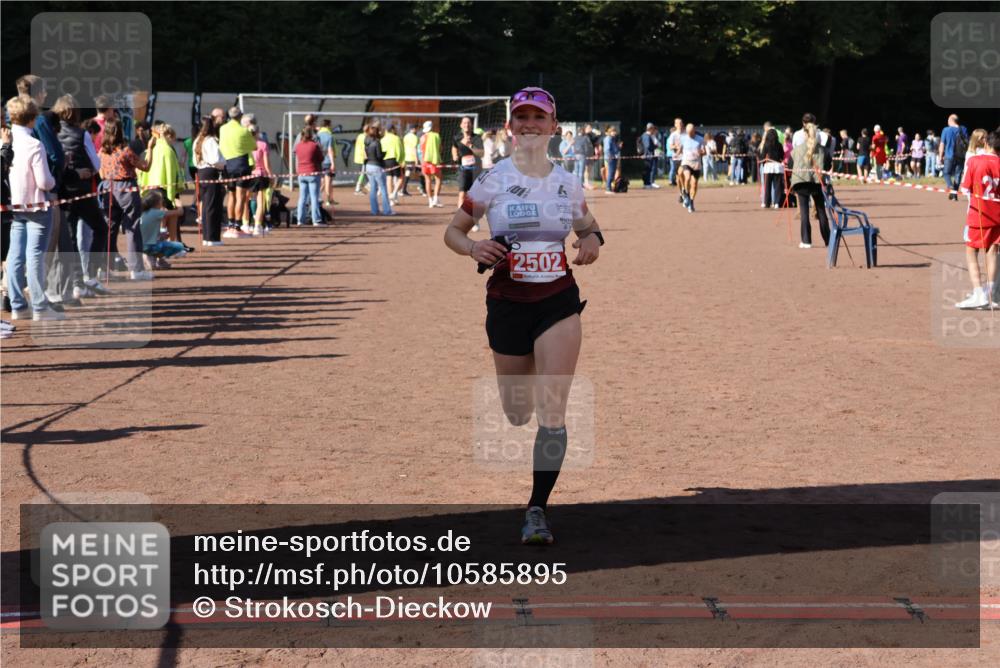 27.09.2026 - 35. Volkslauf durch das schöne Alstertal Strokosch-Dieckow http://msf.ph/oto/10585895 27.09.2026 11:55:10 Ziel 1489, 1549, 2502 meine-sportfotos.de