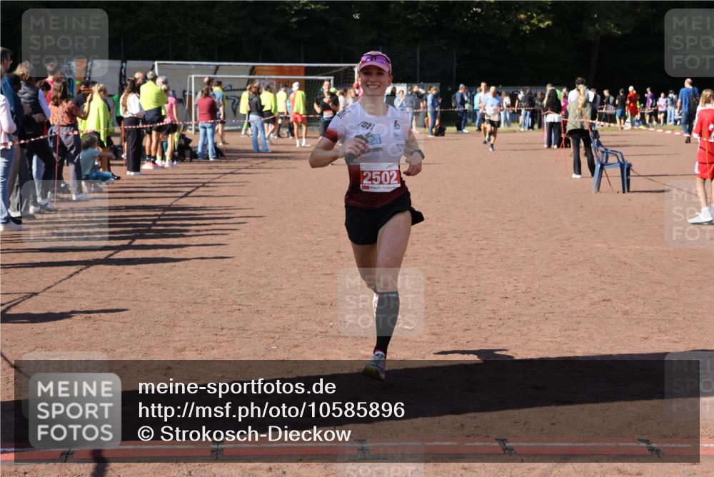 27.09.2026 - 35. Volkslauf durch das schöne Alstertal Strokosch-Dieckow http://msf.ph/oto/10585896 27.09.2026 11:55:10 Ziel 1489, 1549, 2502 meine-sportfotos.de