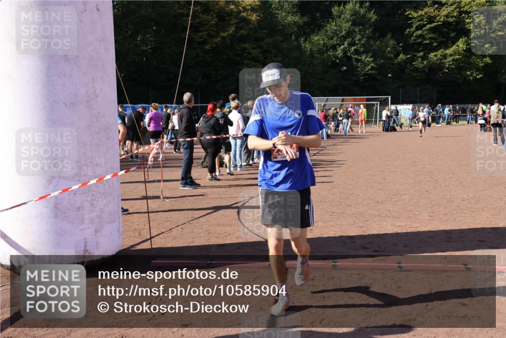 27.09.2026 - 35. Volkslauf durch das schöne Alstertal Strokosch-Dieckow http://msf.ph/oto/10585904 27.09.2026 11:55:02 Ziel 1472, 2334, 2502 meine-sportfotos.de
