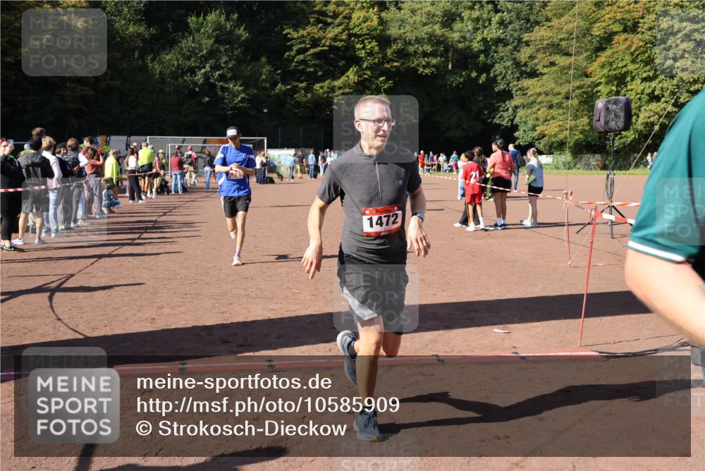 27.09.2026 - 35. Volkslauf durch das schöne Alstertal Strokosch-Dieckow http://msf.ph/oto/10585909 27.09.2026 11:54:59 Ziel 1472, 1497, 2334 meine-sportfotos.de