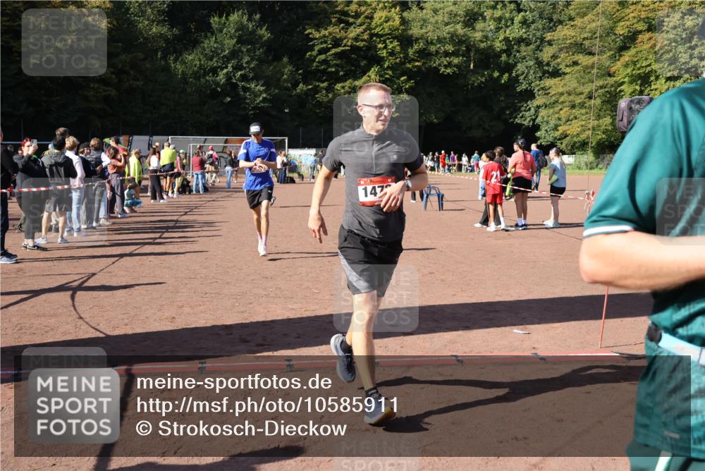 27.09.2026 - 35. Volkslauf durch das schöne Alstertal Strokosch-Dieckow http://msf.ph/oto/10585911 27.09.2026 11:54:59 Ziel 1472, 1497, 2334 meine-sportfotos.de