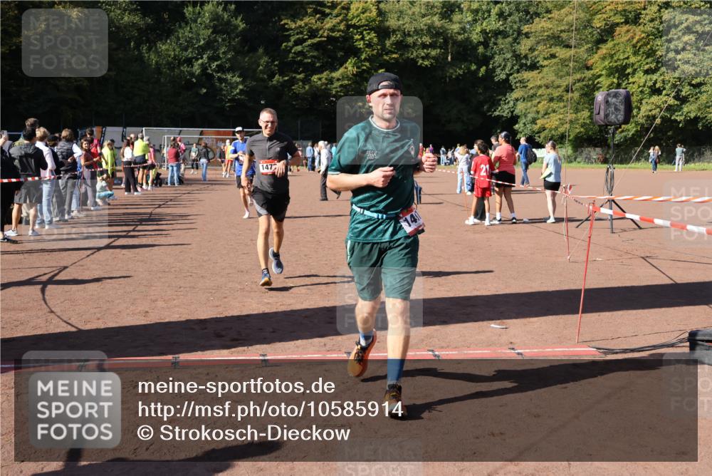 27.09.2026 - 35. Volkslauf durch das schöne Alstertal Strokosch-Dieckow http://msf.ph/oto/10585914 27.09.2026 11:54:58 Ziel 1472, 1497, 2334 meine-sportfotos.de
