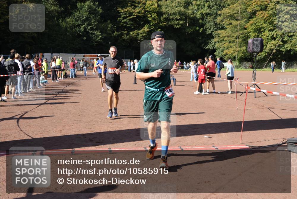 27.09.2026 - 35. Volkslauf durch das schöne Alstertal Strokosch-Dieckow http://msf.ph/oto/10585915 27.09.2026 11:54:57 Ziel 1472, 1497, 2334 meine-sportfotos.de