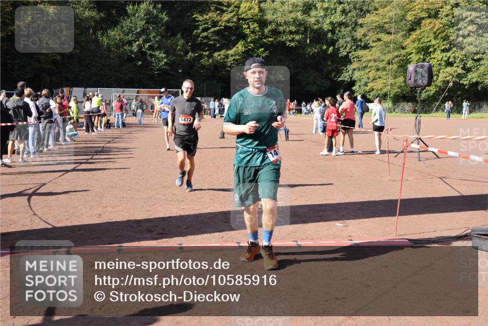 27.09.2026 - 35. Volkslauf durch das schöne Alstertal Strokosch-Dieckow http://msf.ph/oto/10585916 27.09.2026 11:54:57 Ziel 1472, 1497, 2334 meine-sportfotos.de