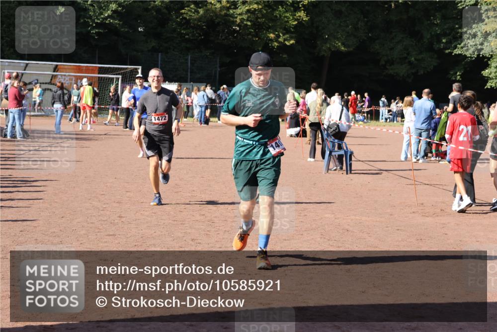 27.09.2026 - 35. Volkslauf durch das schöne Alstertal Strokosch-Dieckow http://msf.ph/oto/10585921 27.09.2026 11:54:55 Ziel 1472, 1497, 2334 meine-sportfotos.de