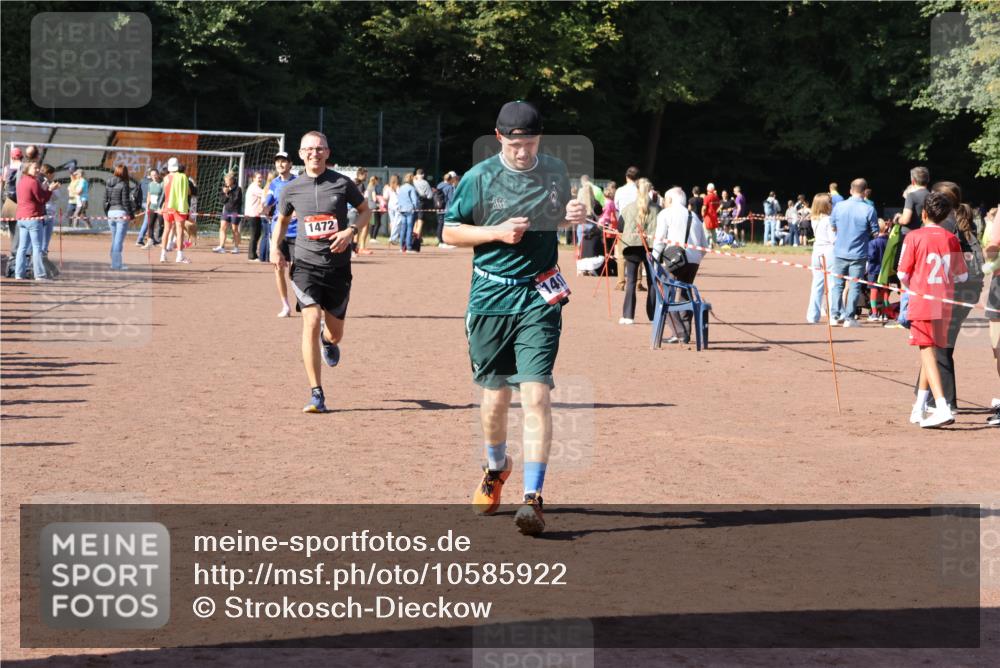 27.09.2026 - 35. Volkslauf durch das schöne Alstertal Strokosch-Dieckow http://msf.ph/oto/10585922 27.09.2026 11:54:55 Ziel 1472, 1497, 2334 meine-sportfotos.de
