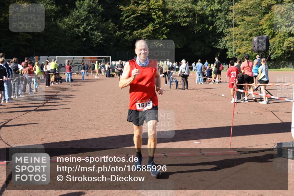 27.09.2026 - 35. Volkslauf durch das schöne Alstertal Strokosch-Dieckow http://msf.ph/oto/10585926 27.09.2026 11:54:51 Ziel 1472, 1497, 1535 meine-sportfotos.de
