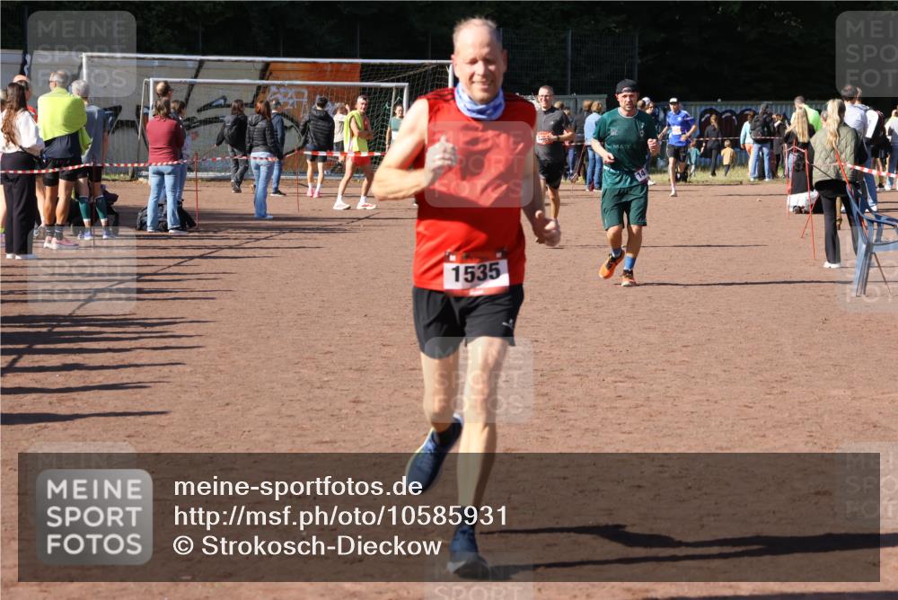 27.09.2026 - 35. Volkslauf durch das schöne Alstertal Strokosch-Dieckow http://msf.ph/oto/10585931 27.09.2026 11:54:50 Ziel 1472, 1497, 1535 meine-sportfotos.de