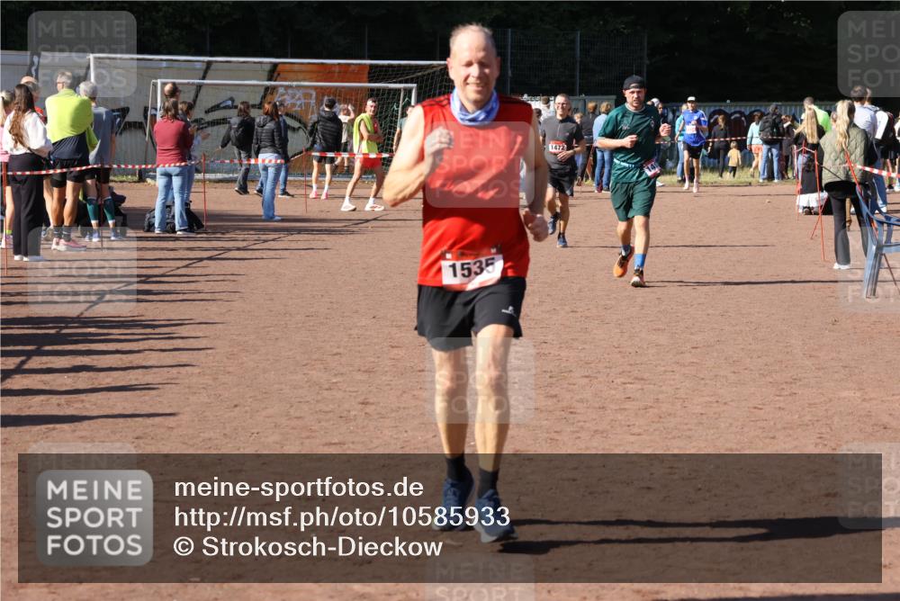 27.09.2026 - 35. Volkslauf durch das schöne Alstertal Strokosch-Dieckow http://msf.ph/oto/10585933 27.09.2026 11:54:50 Ziel 1472, 1497, 1535 meine-sportfotos.de