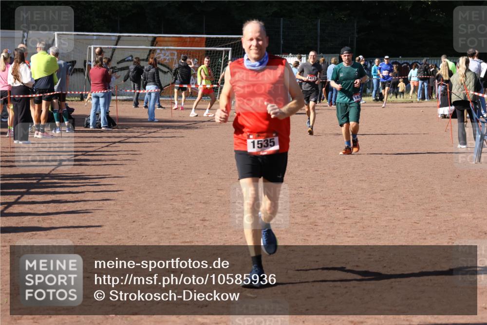 27.09.2026 - 35. Volkslauf durch das schöne Alstertal Strokosch-Dieckow http://msf.ph/oto/10585936 27.09.2026 11:54:50 Ziel 1472, 1497, 1535 meine-sportfotos.de
