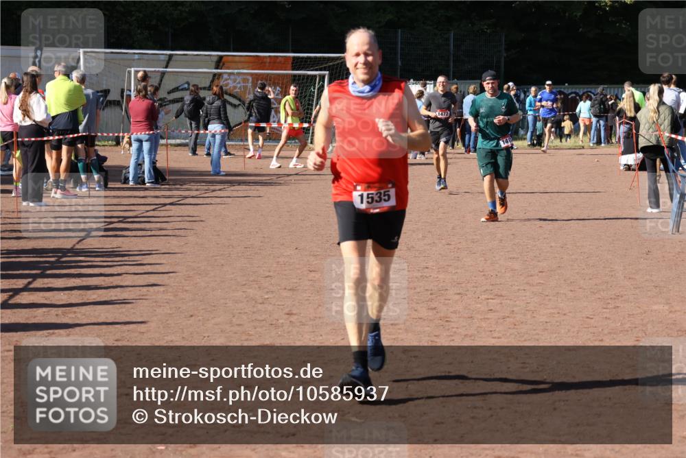 27.09.2026 - 35. Volkslauf durch das schöne Alstertal Strokosch-Dieckow http://msf.ph/oto/10585937 27.09.2026 11:54:49 Ziel 1497, 1535, 1546 meine-sportfotos.de