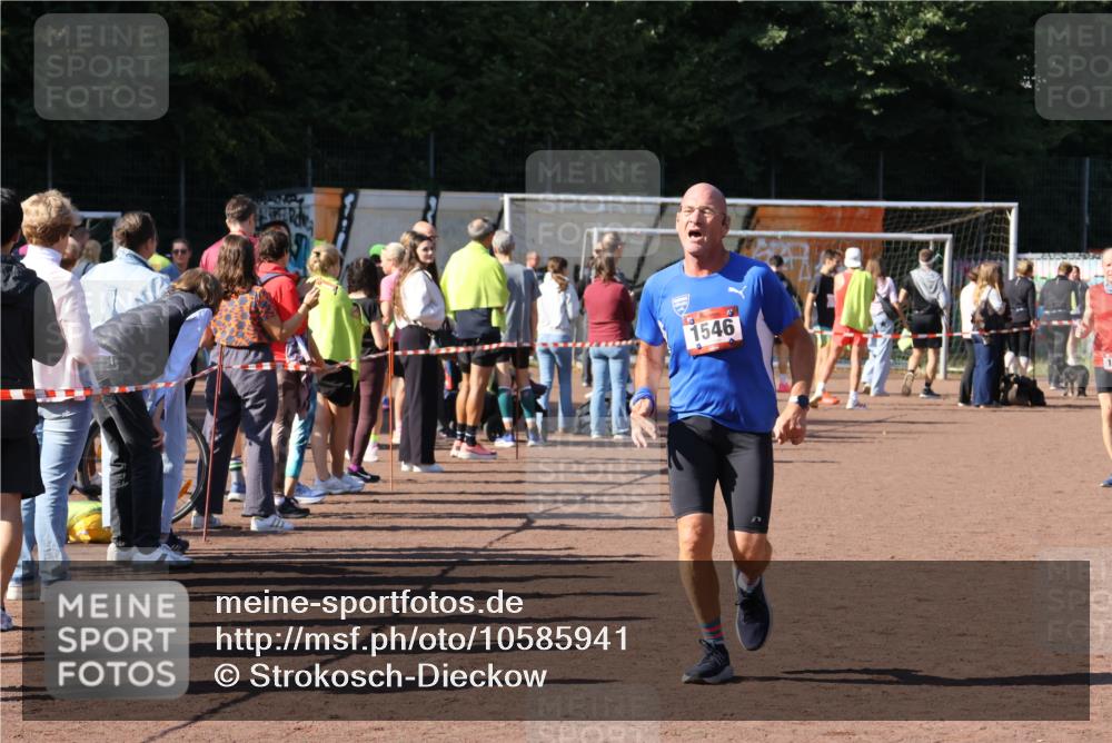 27.09.2026 - 35. Volkslauf durch das schöne Alstertal Strokosch-Dieckow http://msf.ph/oto/10585941 27.09.2026 11:54:43 Ziel 1535, 1546, 2462 meine-sportfotos.de